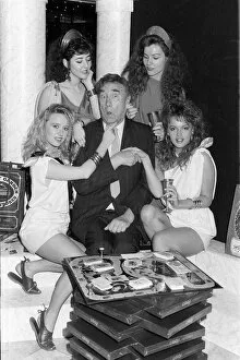 Images Dated 12th August 1988: FRANKIE HOWERD WITH 4 WOMEN - 12 / 08 / 1988