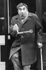 Frankie Howerd leaving hospital on crutches - February 1980 15/02/1980 Frankie Howerd leaving hospital on crutches - February 1980 15/02/1980