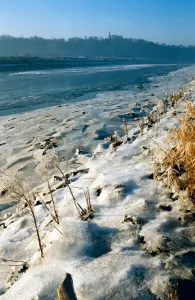 The frozen River Tyne at Newburn, North Tyneside. January 1991 The frozen River Tyne at Newburn, North Tyneside. January 1991