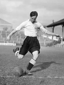 Fulham FC. Bedford Jezzard in training 19th August 1949 Fulham FC. Bedford Jezzard in training 19th August 1949