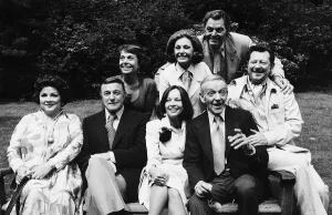 Gene Kelly with some friends outside the Savoy Hotel - May 1976 Dbase MSI Gene Kelly with some friends outside the Savoy Hotel - May 1976 Dbase MSI