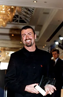 GEORGE MICHAEL, SINGER WITH HIS CAPITAL RADIO AWARD FOR BEST MALE SINGER 1995 GEORGE MICHAEL, SINGER WITH HIS CAPITAL RADIO AWARD FOR BEST MALE SINGER 1995