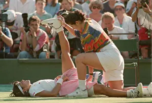 GIGI FERNANDEZ GET SOME PHYSIO ON COURT AT WIMBLEDON, JULY 1994 - 06/07/1994 GIGI FERNANDEZ GET SOME PHYSIO ON COURT AT WIMBLEDON, JULY 1994 - 06/07/1994