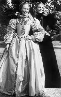 Glenda Jackson and Vanessa Redgrave in their respective roles as Queen Elizabeth Glenda Jackson and Vanessa Redgrave in their respective roles as Queen Elizabeth