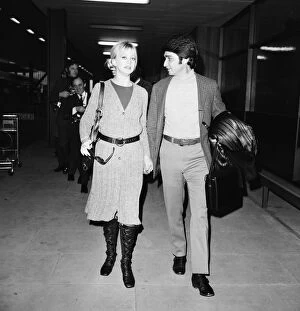 Images Dated 29th January 1970: Goldie Hawn, American actress with husband Gus Trikonis, at London Heathrow Airport