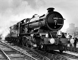 Images Dated 1st October 1971: Great Western Railway (GWR) 6000 Class King George V steam locomotive attracts steam fans