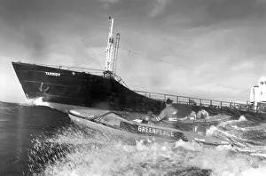 Greenpeace protesters alongside the wast dumping ship Yarrow in October 1987 Greenpeace protesters alongside the wast dumping ship Yarrow in October 1987