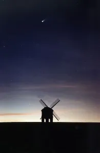 Hale Bopp comet passing over Chesterton windmill, Warwickshire. 26th March 1997 Hale Bopp comet passing over Chesterton windmill, Warwickshire. 26th March 1997