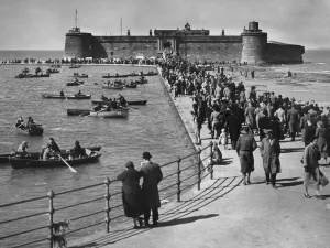 Holidaymakers making the most of the August Bank holiday sun at Peach Rock Battery on New Holidaymakers making the most of the August Bank holiday sun at Peach Rock Battery on New
