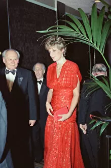 Images Dated 18th November 1991: HRH The Princess of Wales, Princess Diana, attends the Odeon Leicester Square premiere of