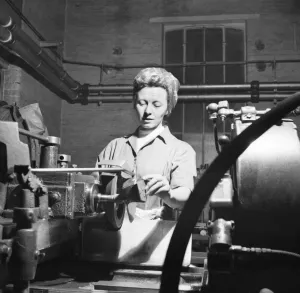 Invention Increases Production - Leyland Motors Ltd.. Mrs Joan McManmon shows the devices Invention Increases Production - Leyland Motors Ltd.. Mrs Joan McManmon shows the devices