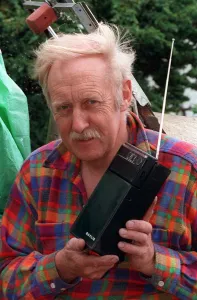 Inventor Trevor Baylis with his clockwork radio 1993 Inventor Trevor Baylis with his clockwork radio 1993