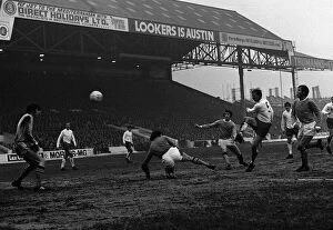 Images Dated 30th January 1971: Jack Charlton Leeds centre half hammers the ball past Man City