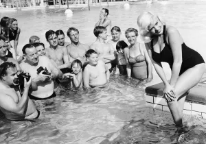 Jayne Mansfield in swimming pool in Blackpool September 1959 Jayne Mansfield in swimming pool in Blackpool September 1959