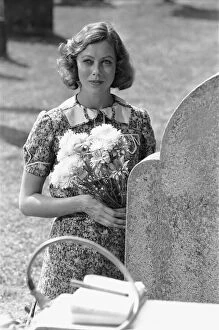 Images Dated 14th June 1976: Jenny Agutter as Molly Prior in the graveyard of St Margaret