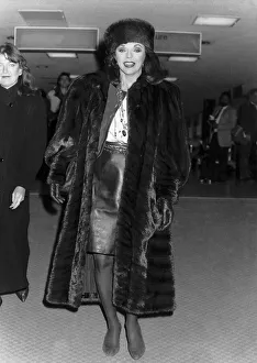 Joan Collins actress starred in Dynasty arrives at Heathrow. November 1988 Joan Collins actress starred in Dynasty arrives at Heathrow. November 1988