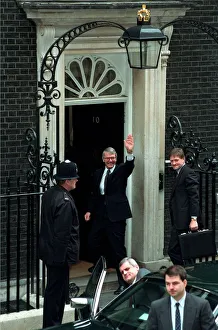 JOHN MAJOR OUTSIDE NUMBER 10 DOWNING STREET, LONDON 11/03/1992 JOHN MAJOR OUTSIDE NUMBER 10 DOWNING STREET, LONDON 11/03/1992