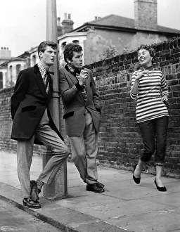 Josephine Douglas Actress with Pete Murray and Freddie Mills pose for the casmeras as Josephine Douglas Actress with Pete Murray and Freddie Mills pose for the casmeras as