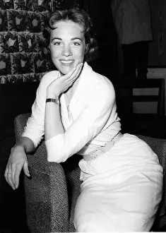 Julie Andrews Actress at London Airport DBase Julie Andrews Actress at London Airport DBase