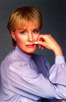 Images Dated 1st May 1990: Julie Andrews May 1990 Lilac blouse hand to face