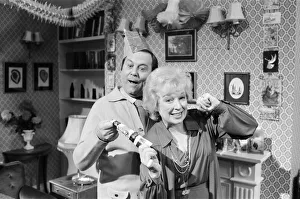 Mirror/0900to0999 00928/june whitfield terry scott filming 1980 christmas Mirror/0900to0999 00928/june whitfield terry scott filming 1980 christmas