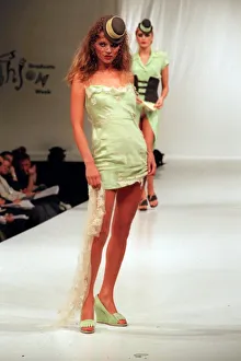 KATE MOSS MODELLING STELLA MCCARTNEY DESIGN AT FASHION SHOW 13/06/1995 KATE MOSS MODELLING STELLA MCCARTNEY DESIGN AT FASHION SHOW 13/06/1995