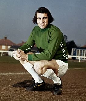 Images Dated 1st May 1973: Leicester City goalkeeper Peter Shilton in training May 1973