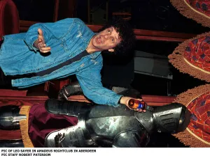LEO SAYER February 1999 Holding bottle of beer in Amadeus Night club Aberdeen suit LEO SAYER February 1999 Holding bottle of beer in Amadeus Night club Aberdeen suit