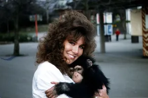 Linda Lusardi Model/TV Presenter holding baby monkey January 1990 A©mirrorpix Linda Lusardi Model/TV Presenter holding baby monkey January 1990 A©mirrorpix