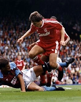 Images Dated 1st September 1990: Liverpool footballer Peter Beardsley avoiding tackle from Aston Villa player Derek