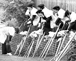 Images Dated 10th July 1977: Lous Cigalouns de Mourseuns stilt walkers from France 'mount up'