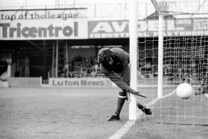 Luton Town. vs. Arsenal. Jennings. August 1977 77-04352-021 Luton Town. vs. Arsenal. Jennings. August 1977 77-04352-021