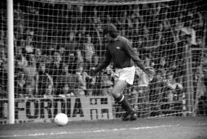 Luton Town. vs. Arsenal. Pat Jennings. August 1977 77-04352-022 Luton Town. vs. Arsenal. Pat Jennings. August 1977 77-04352-022