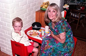 LYNN FAULDS-WOOD, WITH SON NICHOLAS STAPLETON, IN PHOTOCALL - 91/8171 LYNN FAULDS-WOOD, WITH SON NICHOLAS STAPLETON, IN PHOTOCALL - 91/8171
