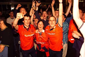 Mirror/0400to0499 00478/machester united fans celebrate 2 3 win april Mirror/0400to0499 00478/machester united fans celebrate 2 3 win april