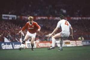 Manchester United's Gordon Strachan with the ball. Manchester United 1-1 Liverpool Manchester United's Gordon Strachan with the ball. Manchester United 1-1 Liverpool