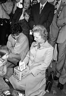 Images Dated 11th July 1980: Margaret Thatcher July 1980 visits Toynbee Hall in the East End with children