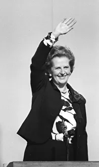 MARGARET THATCHER WAVING AT THE TORY PARTY CONFERENCE - OCTOBER 1986 MARGARET THATCHER WAVING AT THE TORY PARTY CONFERENCE - OCTOBER 1986