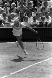 Martina Navratilova plays Chris Evert in the Wiombledon womens singles final 1985 Martina Navratilova plays Chris Evert in the Wiombledon womens singles final 1985