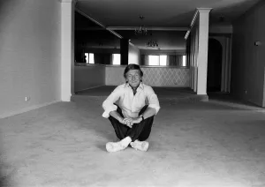 Michael Parkinson pictured at his new apartment in Sydney. 1st June 1982 Michael Parkinson pictured at his new apartment in Sydney. 1st June 1982