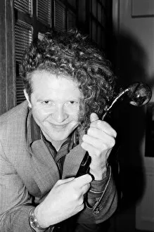 Images Dated 28th May 1986: Mick Hucknall, singer with Simply Red. 28th May 1986