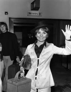 00000 Prints: Lulu Arriving at Heathrow Airport Print, March 1969