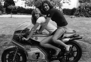 00000 Prints: 1976 Print of Barry Sheene with Girlfriend Stephanie McClean