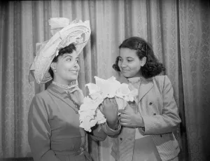 00001 Prints: Lena Horne Print with Daughter Gail 1950