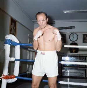 00018 Prints: British Heavyweight Boxer Henry Cooper in Training Print