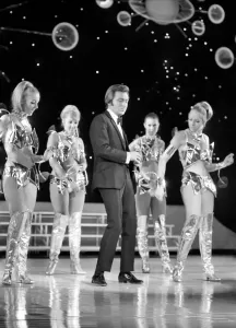 00027 Prints: Colour TV Print of Des O'Connor at the London Palladium