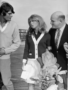 Entertainment News Archives Prints: Julie Christie with film director John Schlessinger 1966 and boyfriend Don Bessant