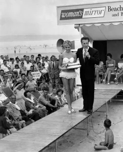 00036 Prints: Bruce Forsyth leads audience in singing Happy Birthday