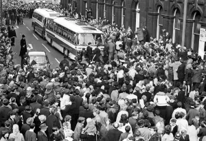 00036 Prints: Rugby League Club Print: Wigan Team Returns with the Cup