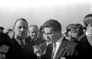 00039 Prints: Print of British Ambassador arriving in Rome, November 1953